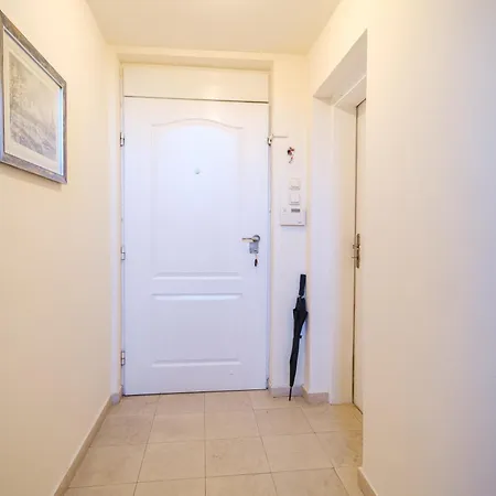 The Hill House Free Parking *