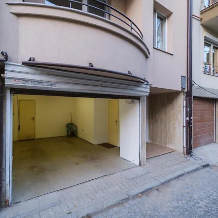 The Hill House Free Parking *