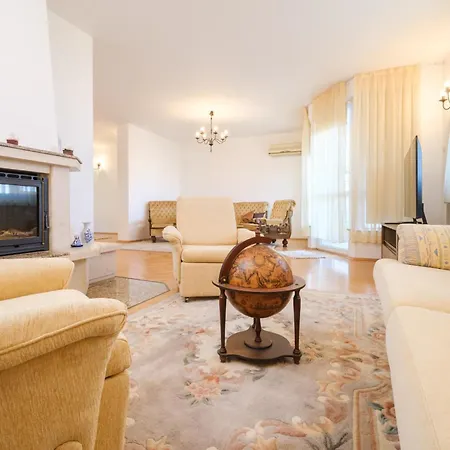 The Hill House Free Parking *