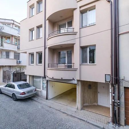 The Hill House Free Parking *