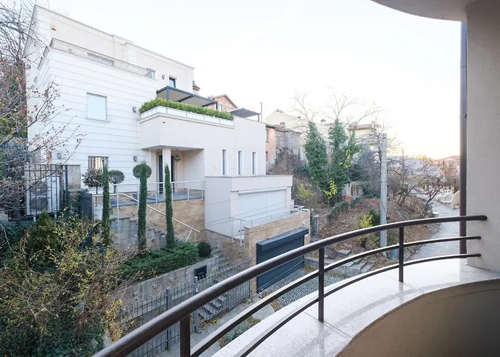 The Hill House Free Parking *