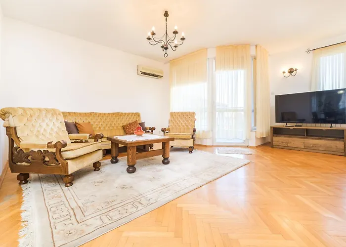 The Hill House Free Parking *