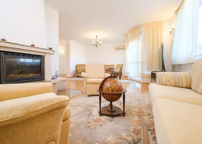 The Hill House Free Parking *