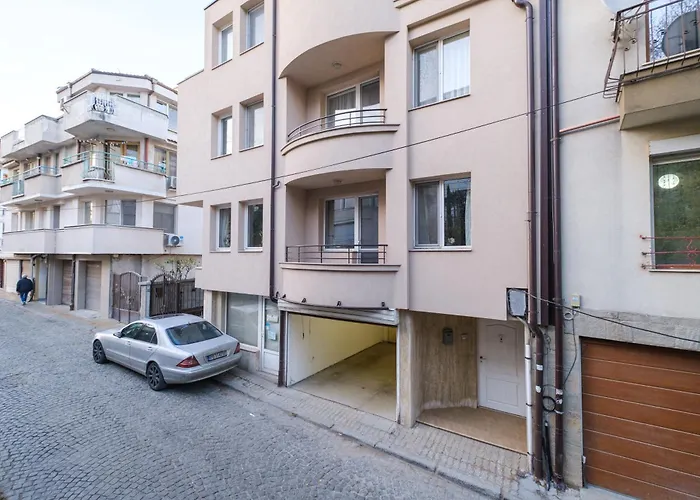 The Hill House Free Parking *